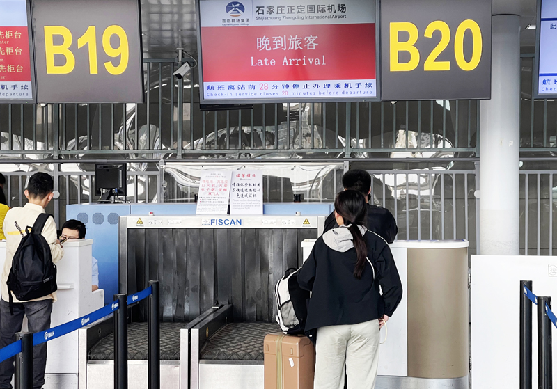 晚到旅客柜臺(tái)~.jpg